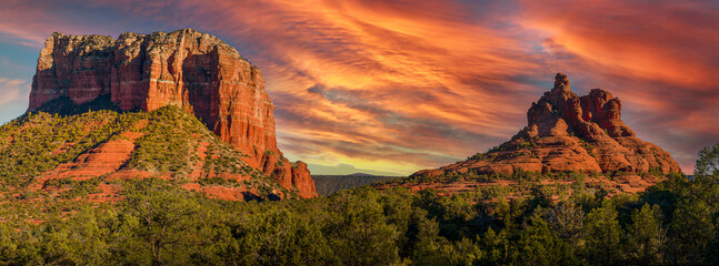 Courthouse and Bell Rocks at Sunset - obrazy, fototapety, plakaty