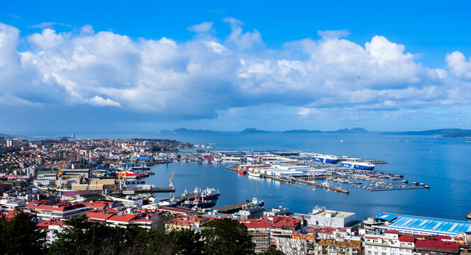 puerto y costa de Vigo con nuves y mar azul 