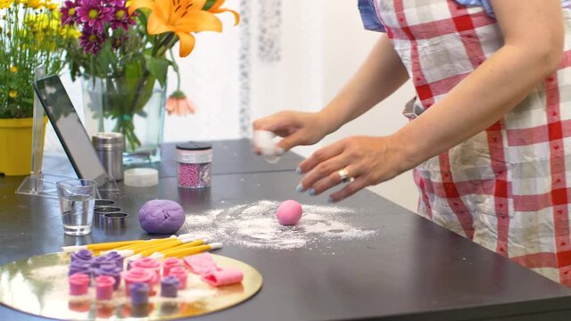 Making decoration for dessert from sugar mastic