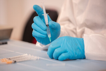 covid, siringa, medicamento, dottore, iniezione, mani, medico, vaccinazione, infermiere, ago,...