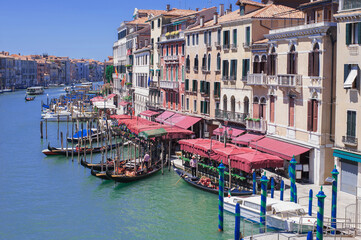Fototapeta na wymiar facades of the narrow streets of the old city of Venice