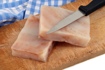 Morceaux de colin cru avec un couteau en gros plan