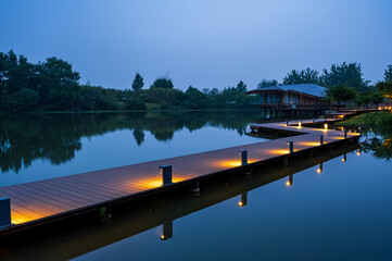 Fototapeta premium a walkway on the lake at night