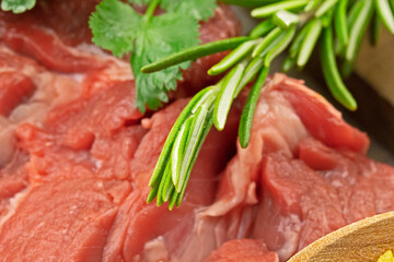 viande de boeuf cru et herbes aromatiques en gros plan