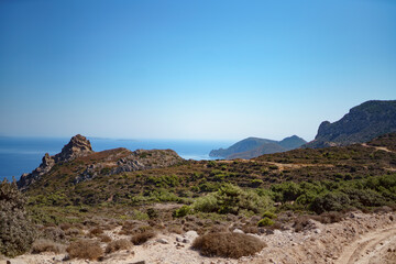 Fototapeta na wymiar Gebirge mit Meer im Hintergrund