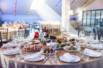 Table setting for a banquet or celebration. Empty wine glasses for spirits, champagne and juice. Set the table. Cloth napkins on a platter. Close-up