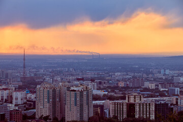 Obraz premium panoramic sunset view of the Almaty city, Kazakhstan