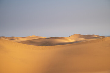 Fototapeta na wymiar Beautiful desert scenery, richly detailed natural background pictures, located in the Badain Jaran Desert, Inner Mongolia, China.