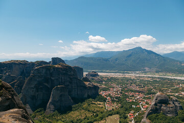 Landschaft mit Gebirge und Dorf Meteora
