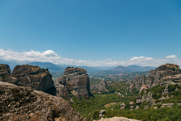 Fototapeta na wymiar Landschaft mit Gebirge und Dorf Meteora