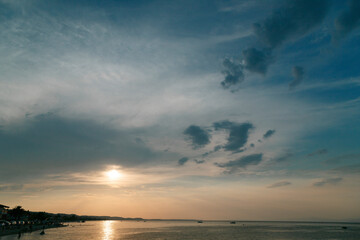 Naklejka na ściany i meble Wolkenmix zum Sonnenuntergang am Meer