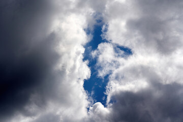 Cloudy clouds before a thunderstorm with a skylight to the blue sky