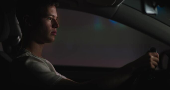 Joven conduciendo de noche por la ciudad es perseguido por la polic&iacute;a