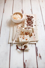 Parfait with coconut macadamia nuts and vanilla (ph. Marianna Franchi)