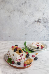 Cheesecake parfait with berries and cream cheese (ph. Tiziana Molti)