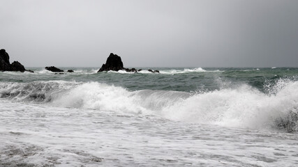 Plaża podczas sztormu, fale rozbijające się o brzeg