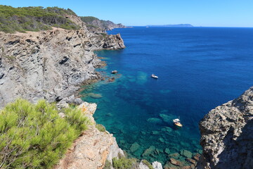 Panorama sur l'eau bleue de la mer Méditerranée et la côte sud de l’île de Porquerolles, au large de la ville d’Hyères, calanque de l’Indienne (France) - obrazy, fototapety, plakaty