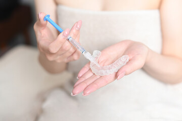 ホームホワイトニングのマウスピースにジェルを塗るイメージ
