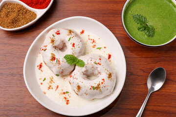 Indian street food thayir vadai Dahi vada Dahi Bhalla with green chutney, tamarind chutney chaat appetizer curd vada soaked in yogurt. South Indian snack Tamil Nadu Kerala Andhra India, sri Lanka. 
