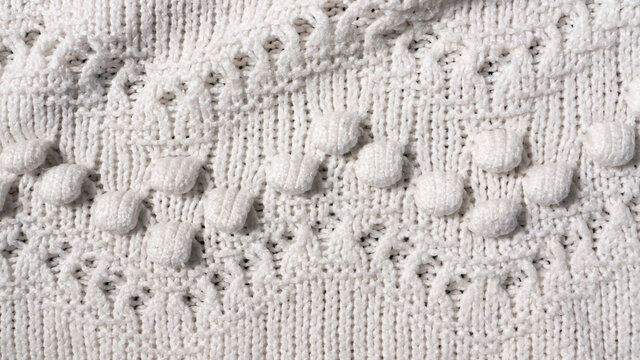 Bolas de ganchillo en jersey de lana blanca