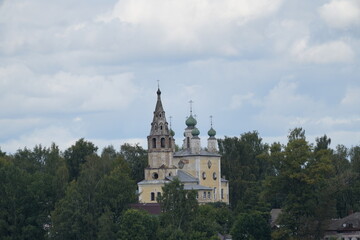 Fototapeta na wymiar distant Churches on green banks , Golden Ring Russia