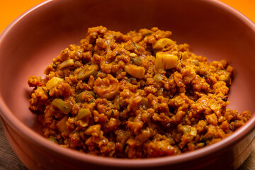 Uma porção de proteína de soja temperada e pronta para o consumo.