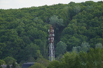 Obraz premium tower in green mountains under blue sky