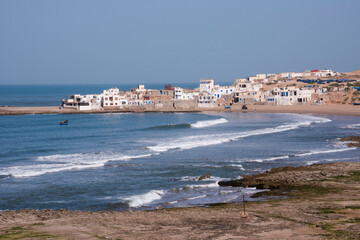 Fototapeta na wymiar Playa y poblado de Tifnit en la costa sur de Marruecos