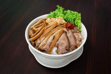 199435Khmer Noodle with Braised Pork Organ
