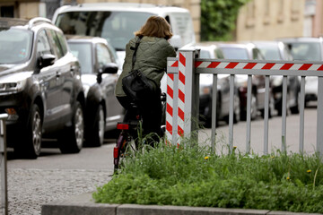 radfahrerin auf der straße in der stadt