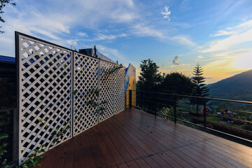 Obraz premium Balcony for relaxing views of the mountains and the sunset.