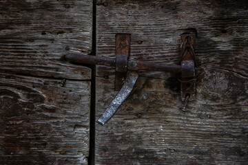 vieille serrure sur une porte vermoulue