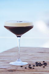 Cocktail frio de café sobre base de madera y fondo del océano