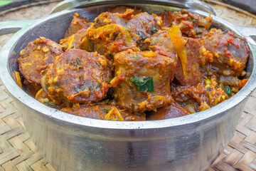 Rougail saucisses dans une marmite créole, spécialité culinaire emblématique de l’île de la Réunion 