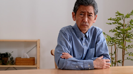 Fototapeta premium 悩んで困っているシニア男性