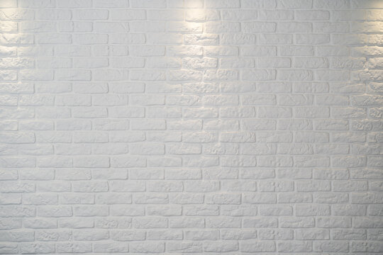 biała doświetlona ceglana ściana