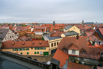 Obraz premium A view on the Bamberg town from Altstadt viewpoint on a cloudy autumn day