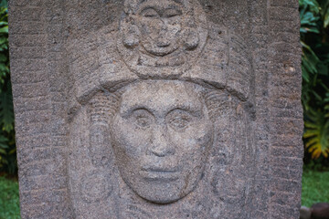 Fototapeta na wymiar Plano cercano de monumento de piedra elaborado por los mayas