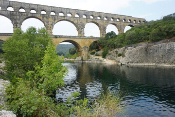 Fototapeta na wymiar pont du gard over the river