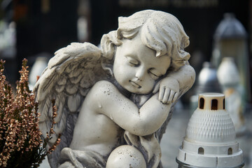 figurka anioła na grobie, cmentarz - obrazy, fototapety, plakaty