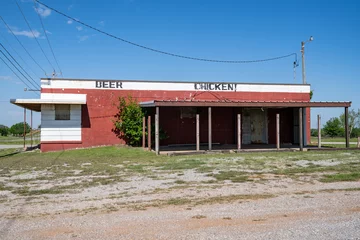Poster Yukon, Oklahoma - An old abandoned beer and chicken diner restaurant is closed along Route 66 © MelissaMN
