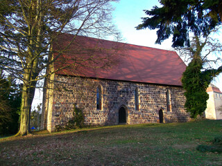 Fototapeta na wymiar Die evangelische Kirche aus dem 13. Jahrhundert 