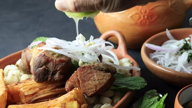 lim&oacute;n en el chicharr&oacute;n de chancho comida peruana