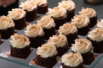 Grupo de brownies decorados: postres para fiestas.