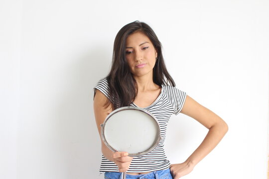 Mujer mir&aacute;ndose al espejo