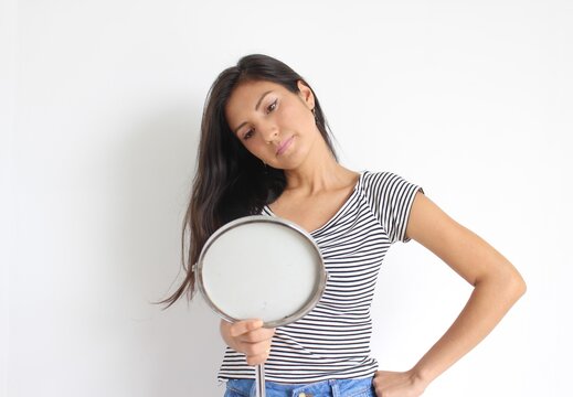 Mujer mir&aacute;ndose al espejo