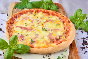 Pizza z szynką i serem