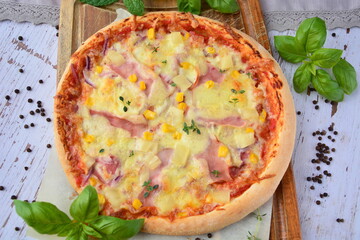 Pizza z szynką i serem