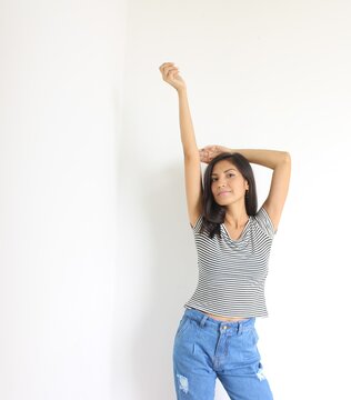Mujer de pie con vestimenta casual