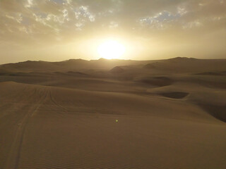 Fototapeta na wymiar atardecer en el desierto